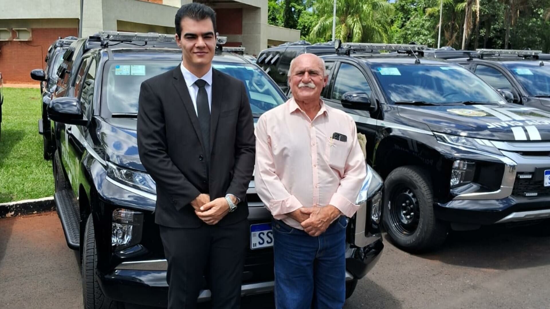 Imagem de compartilhamento para o artigo Em evento com autoridades, prefeito Juvenal Consolaro recebe duas novas viaturas para reforçar segurança pública em Figueirão da MS Todo dia